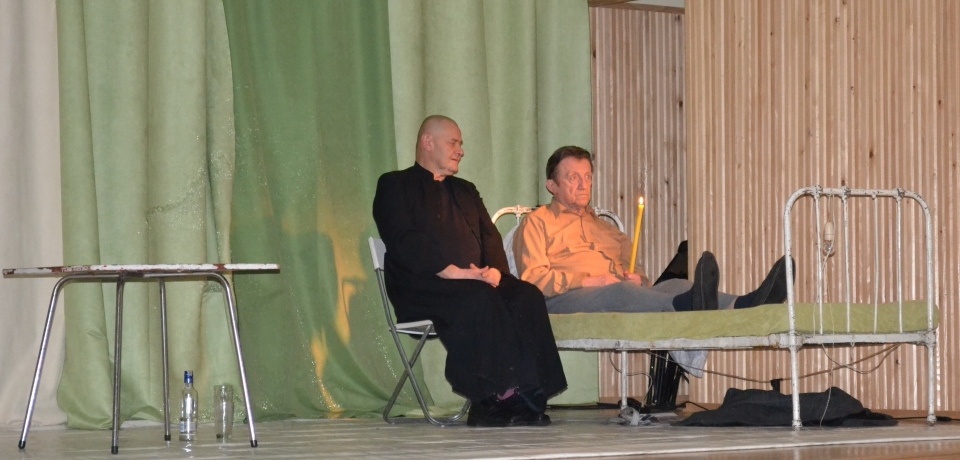 Edward Linde-Lubaszenko i Paweł Sanakiewicz na scenie w Rzepienniku Strzyżewskim